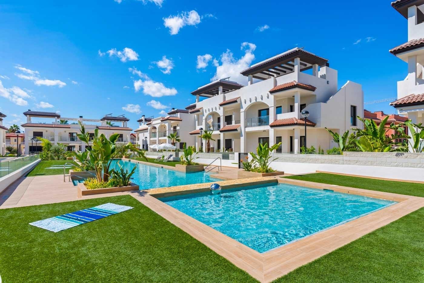 NEU GEBAUTE WOHNANLAGE IN ROJALES
Neubau-Wohnanlage mit Bungalowwohnungen, Reihenhäusern und Doppelhaushälften in Rojales.
Moderne Neub