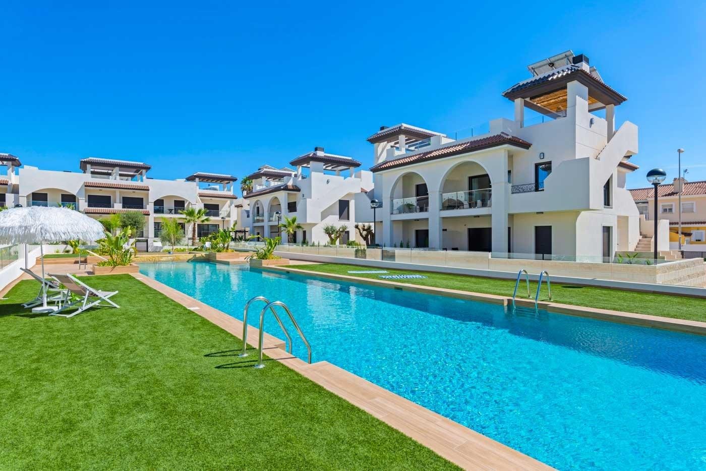 NEU GEBAUTE WOHNANLAGE IN ROJALES
Neubau-Wohnanlage mit Bungalowwohnungen, Reihenhäusern und Doppelhaushälften in Rojales.
Moderne Neub