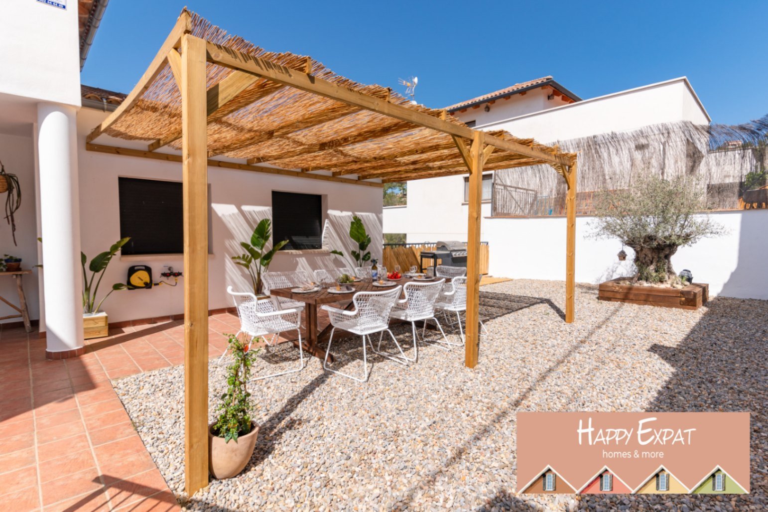 Entdecken Sie dieses geräumige Haus aus dem Jahr 2007, das 2022 renoviert wurde und über 300 m² Wohnfläche mit fantastischer Aussicht bietet. Perfekt