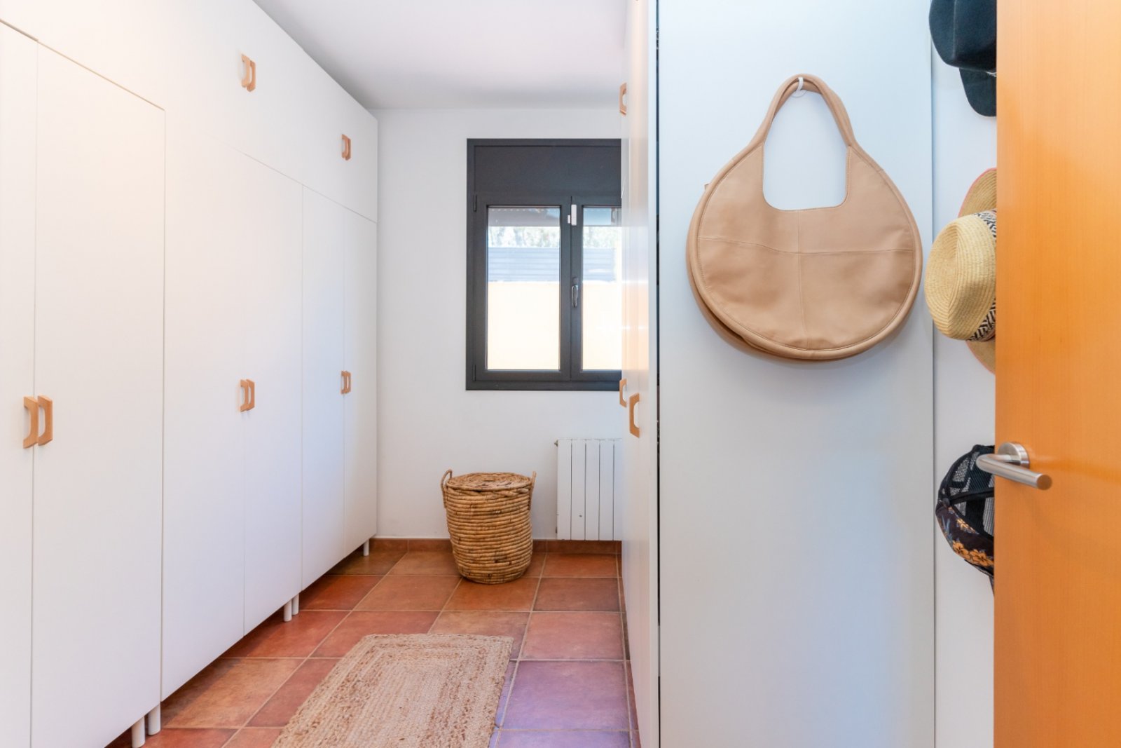 Entdecken Sie dieses geräumige Haus aus dem Jahr 2007, das 2022 renoviert wurde und über 300 m² Wohnfläche mit fantastischer Aussicht bietet. Perfekt