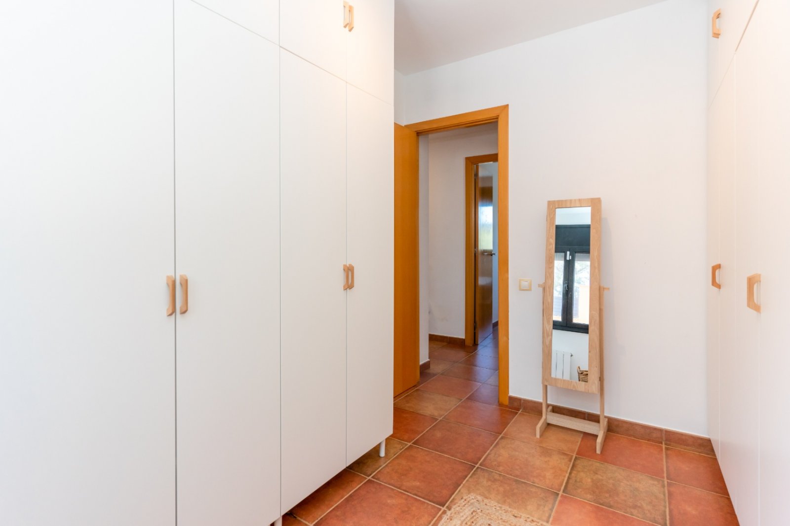 Entdecken Sie dieses geräumige Haus aus dem Jahr 2007, das 2022 renoviert wurde und über 300 m² Wohnfläche mit fantastischer Aussicht bietet. Perfekt