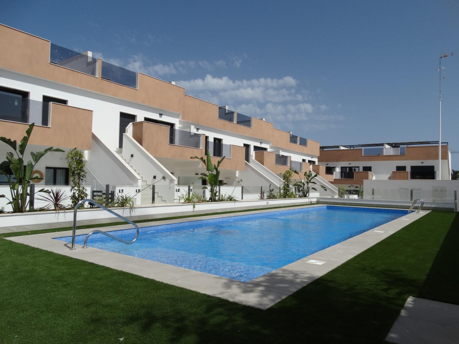 Neubau-Bungalows mit Solarium oder Garten in Pilar de la Horadada
Moderne Wohnanlage an der Costa Blanca Süd
In der charmanten Gemeinde