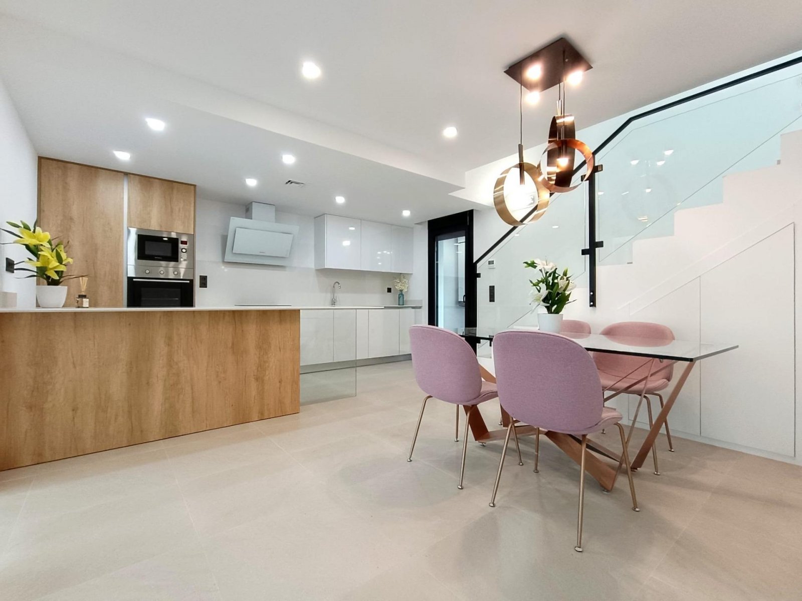 Luxuriöse Neubau-Doppelhaushälften in Benijófar, Costa Blanca
Erstklassige Lage in Benijófar mit bequemem Zugang zu Annehmlichkeiten
Er