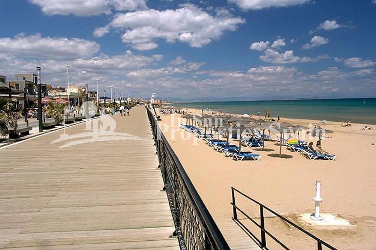 WONDERFUL NEW BUILD VILLA IN LA MATA, TORREVIEJA, nur 15 Minuten zu Fuß zum berühmten Playa de La Mata.
 
Diese 238m2 Villa ist auf einem