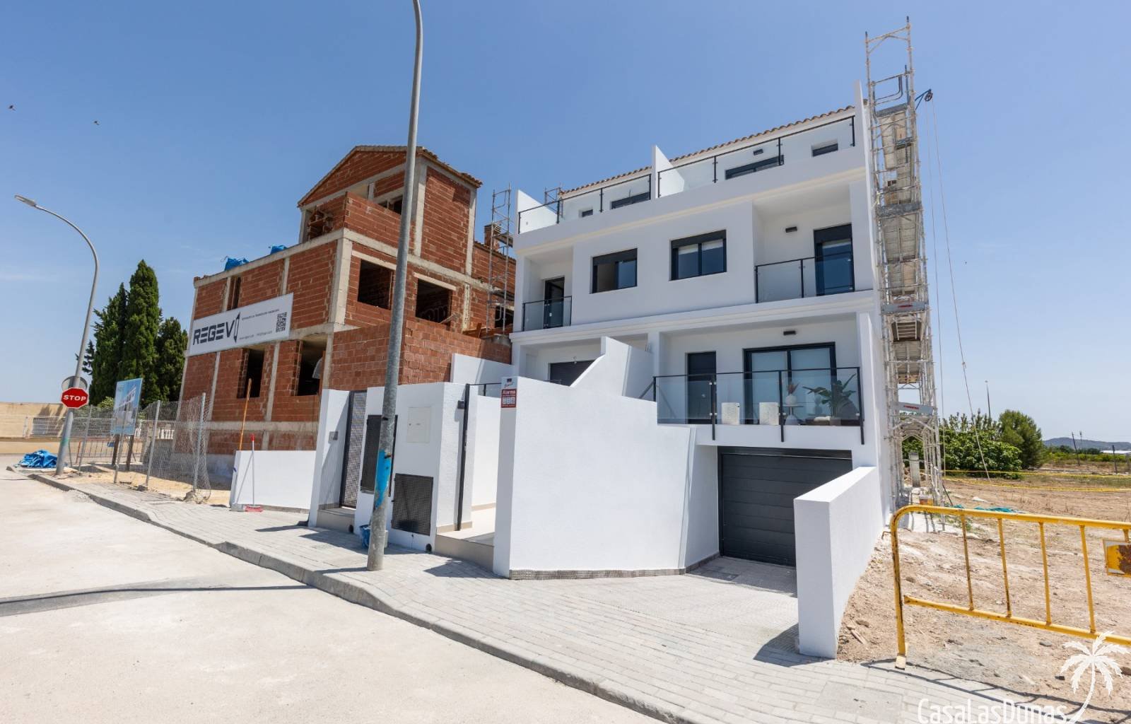 Im Dorf Rafal, am Fuße der Callosa del Segura-Bergkette, befindet sich diese neue Anlage mit geräumigen Doppelhaushälften. Sie verfügen über eine übe