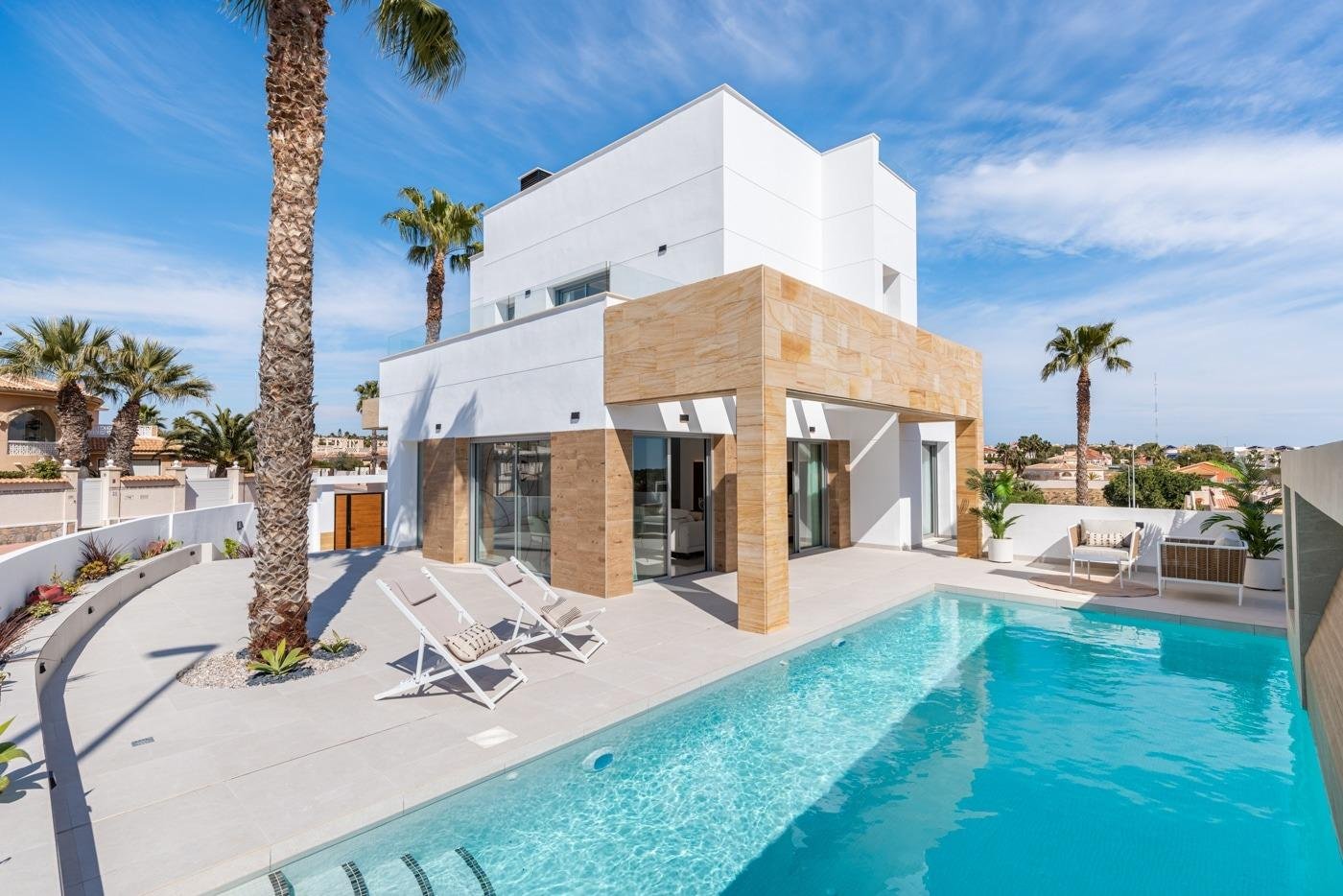 Rojales: 
												Moderne Luxusvilla mit freiem Blick in Ciudad Quesada, Costa Blanca
Zeitgenössisches Design mit mediterranem Flair
Entdecken Sie diese e  Rojales: 
												Moderne Luxusvilla mit freiem Blick in Ciudad Quesada, Costa Blanca
Zeitgenössisches Design mit mediterranem Flair
Entdecken Sie diese e