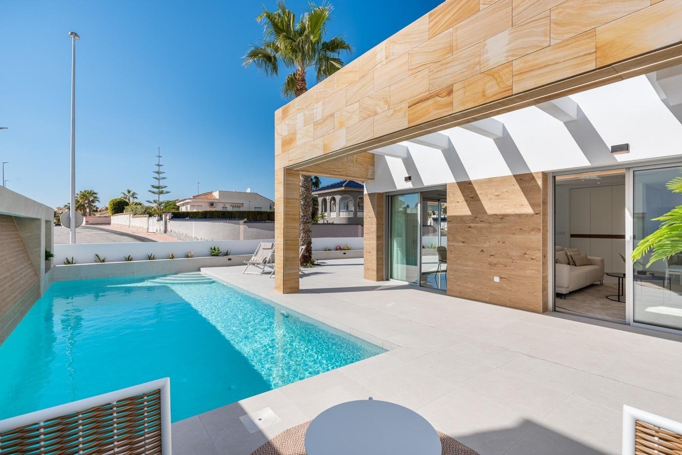 Moderne Luxusvilla mit freiem Blick in Ciudad Quesada, Costa Blanca
Zeitgenössisches Design mit mediterranem Flair
Entdecken Sie diese e