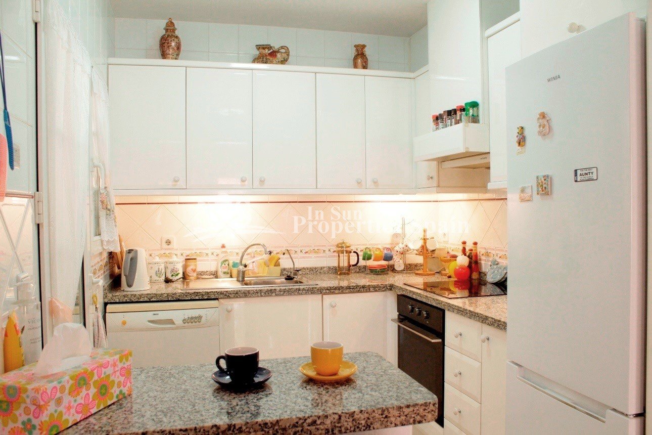 Wunderschöner Bungalow mit 2 Schlafzimmern in Oporto Golf, Los Dolses – Villamartín.
Dieser makellose, nach Südwesten ausgerichtete Bung