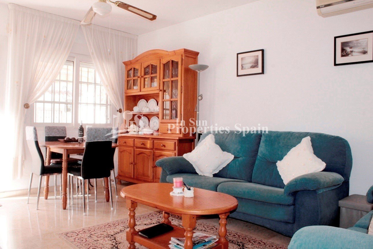 Wunderschöner Bungalow mit 2 Schlafzimmern in Oporto Golf, Los Dolses – Villamartín.
Dieser makellose, nach Südwesten ausgerichtete Bung