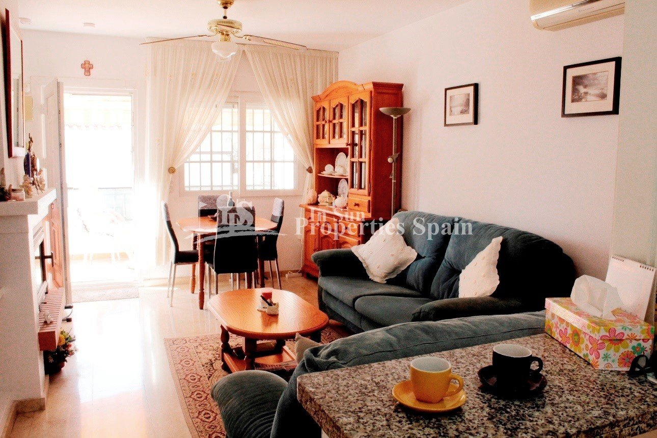 Wunderschöner Bungalow mit 2 Schlafzimmern in Oporto Golf, Los Dolses – Villamartín.
Dieser makellose, nach Südwesten ausgerichtete Bung