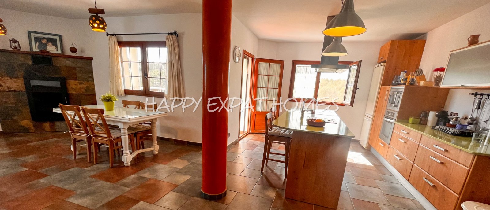 Großes Haus für 2 Familien oder viele Gäste. Es kann in 2 Häuser geteilt oder zusammengelegt werden. Mit einer Fläche von 350 m2 auf einem Grundstück