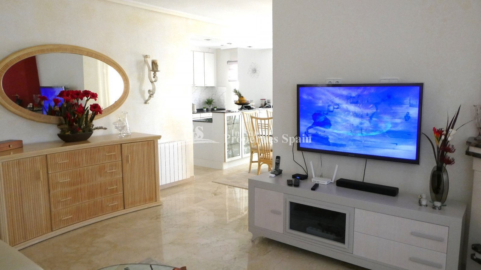 Diese außergewöhnliche, 165 m² große freistehende Villa mit 4 Schlafzimmern und 3 Badezimmern wurde komplett renoviert und bietet einen B