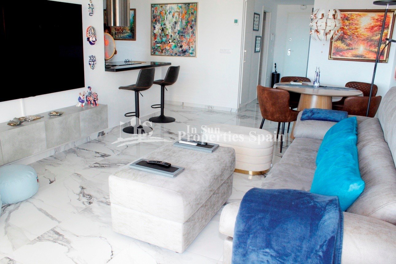 Erleben Sie modernes mediterranes Wohnen in diesem atemberaubenden Luxusapartment mit 2 Schlafzimmern in idealer Lage im Herzen von Villa