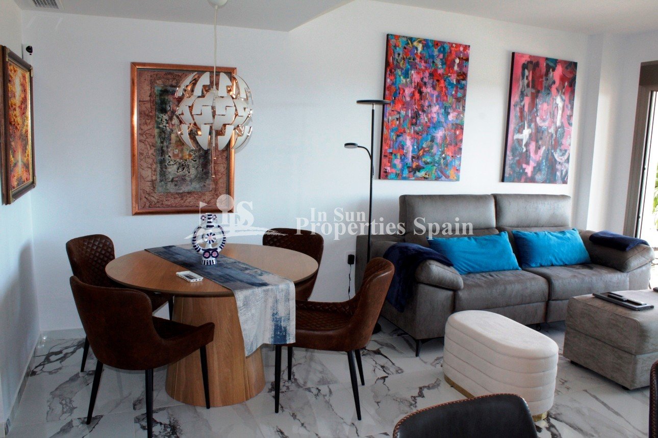 Erleben Sie modernes mediterranes Wohnen in diesem atemberaubenden Luxusapartment mit 2 Schlafzimmern in idealer Lage im Herzen von Villa