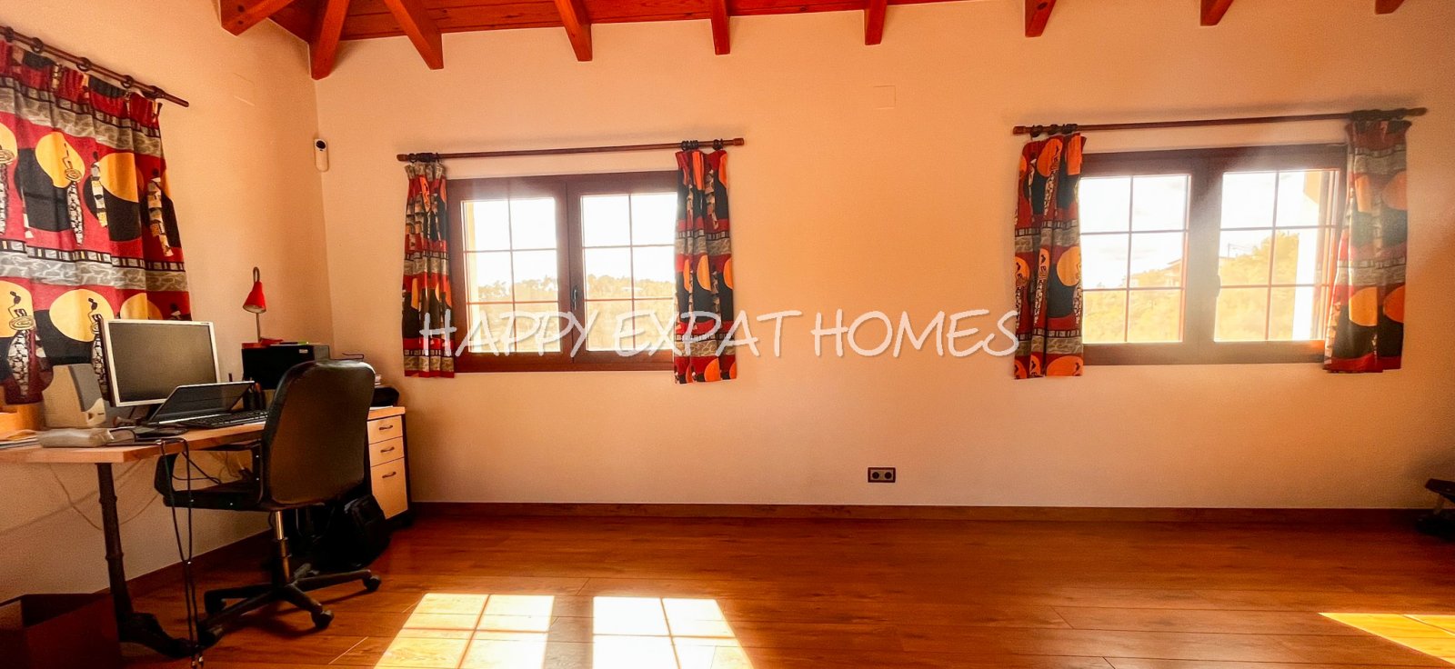 Großes Haus für 2 Familien oder viele Gäste. Es kann in 2 Häuser geteilt oder zusammengelegt werden. Mit einer Fläche von 350 m2 auf einem Grundstück