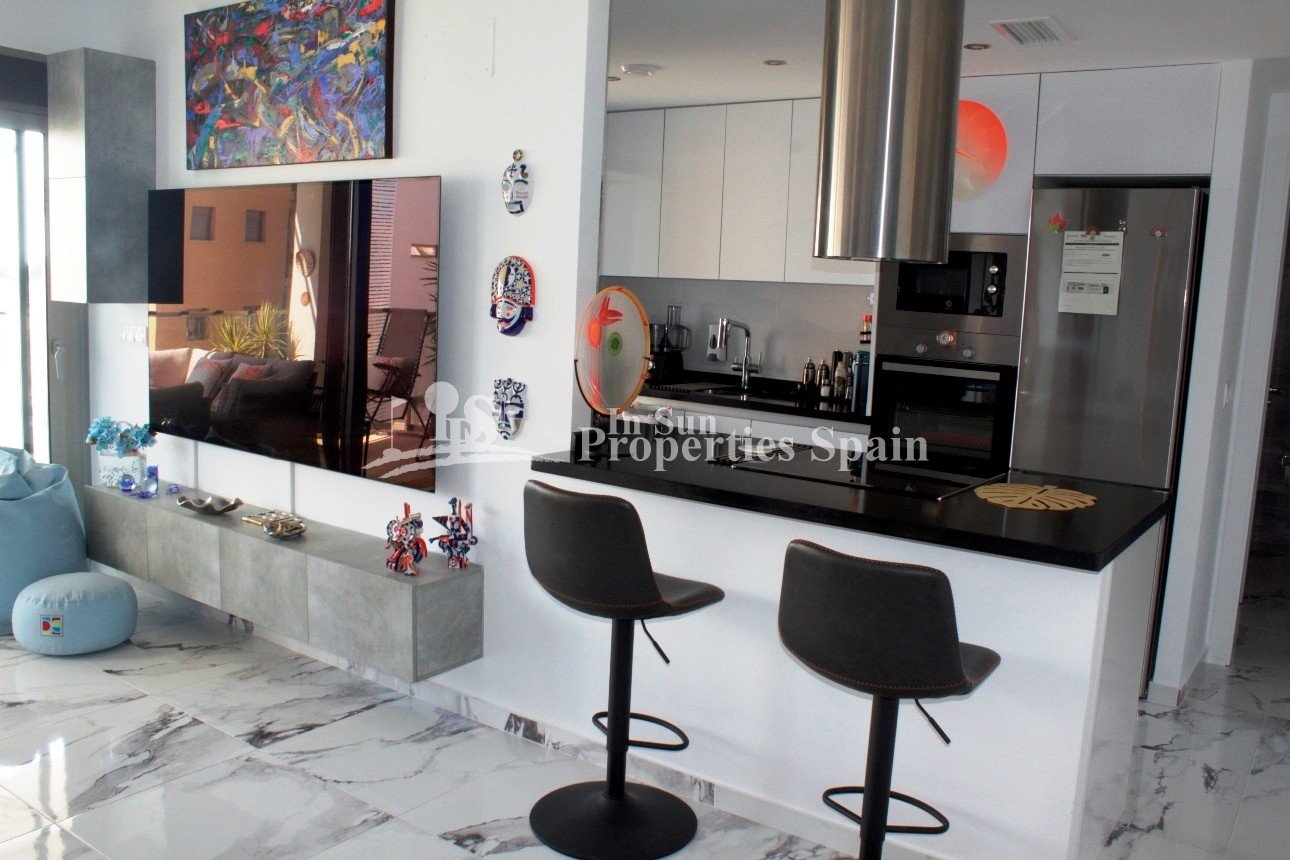 Erleben Sie modernes mediterranes Wohnen in diesem atemberaubenden Luxusapartment mit 2 Schlafzimmern in idealer Lage im Herzen von Villa