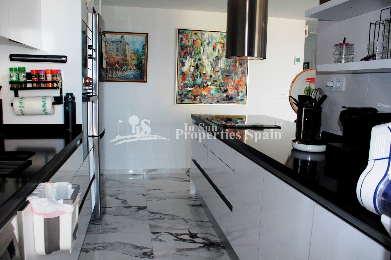 Erleben Sie modernes mediterranes Wohnen in diesem atemberaubenden Luxusapartment mit 2 Schlafzimmern in idealer Lage im Herzen von Villa