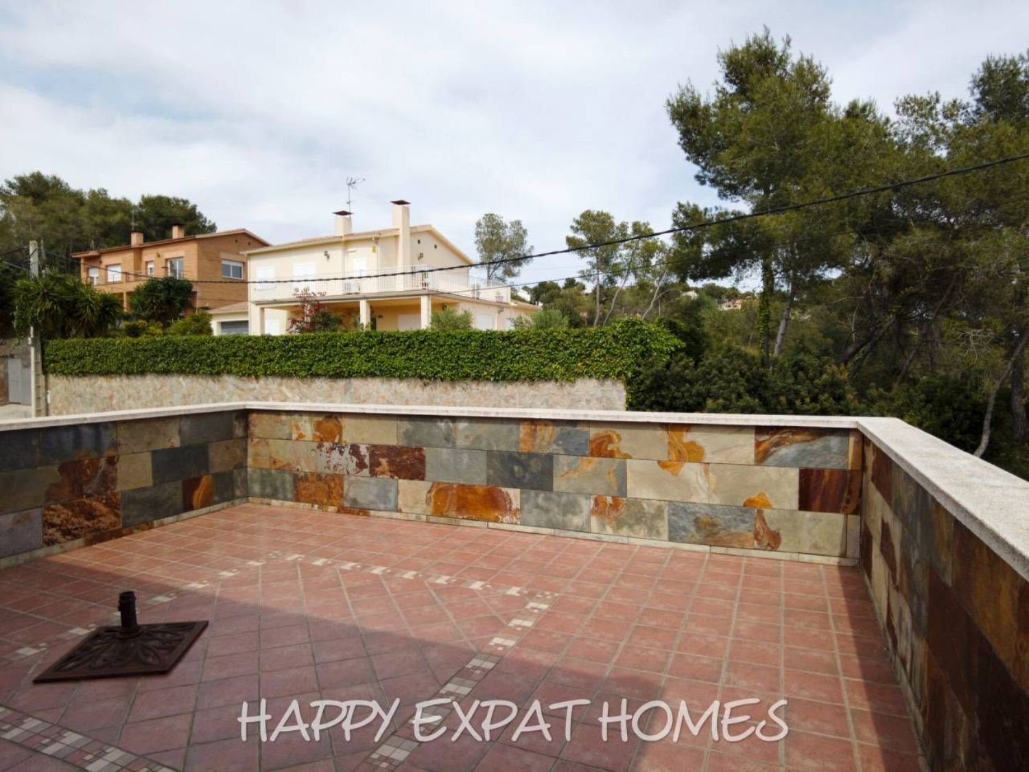 Großes Haus für 2 Familien oder viele Gäste. Es kann in 2 Häuser geteilt oder zusammengelegt werden. Mit einer Fläche von 350 m2 auf einem Grundstück