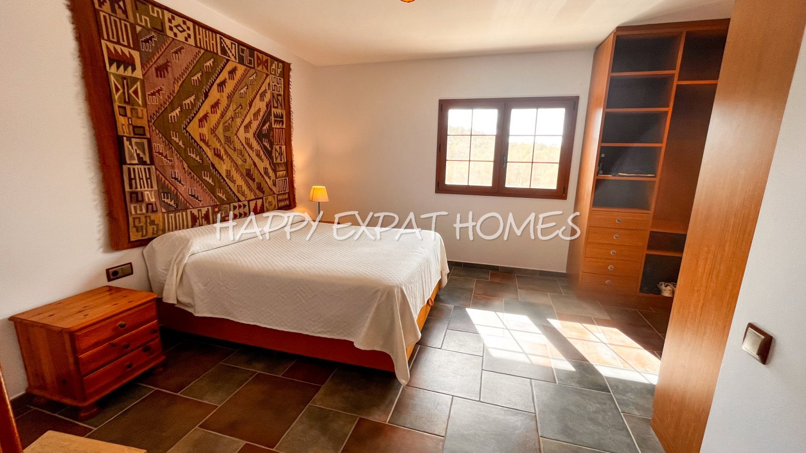 Großes Haus für 2 Familien oder viele Gäste. Es kann in 2 Häuser geteilt oder zusammengelegt werden. Mit einer Fläche von 350 m2 auf einem Grundstück