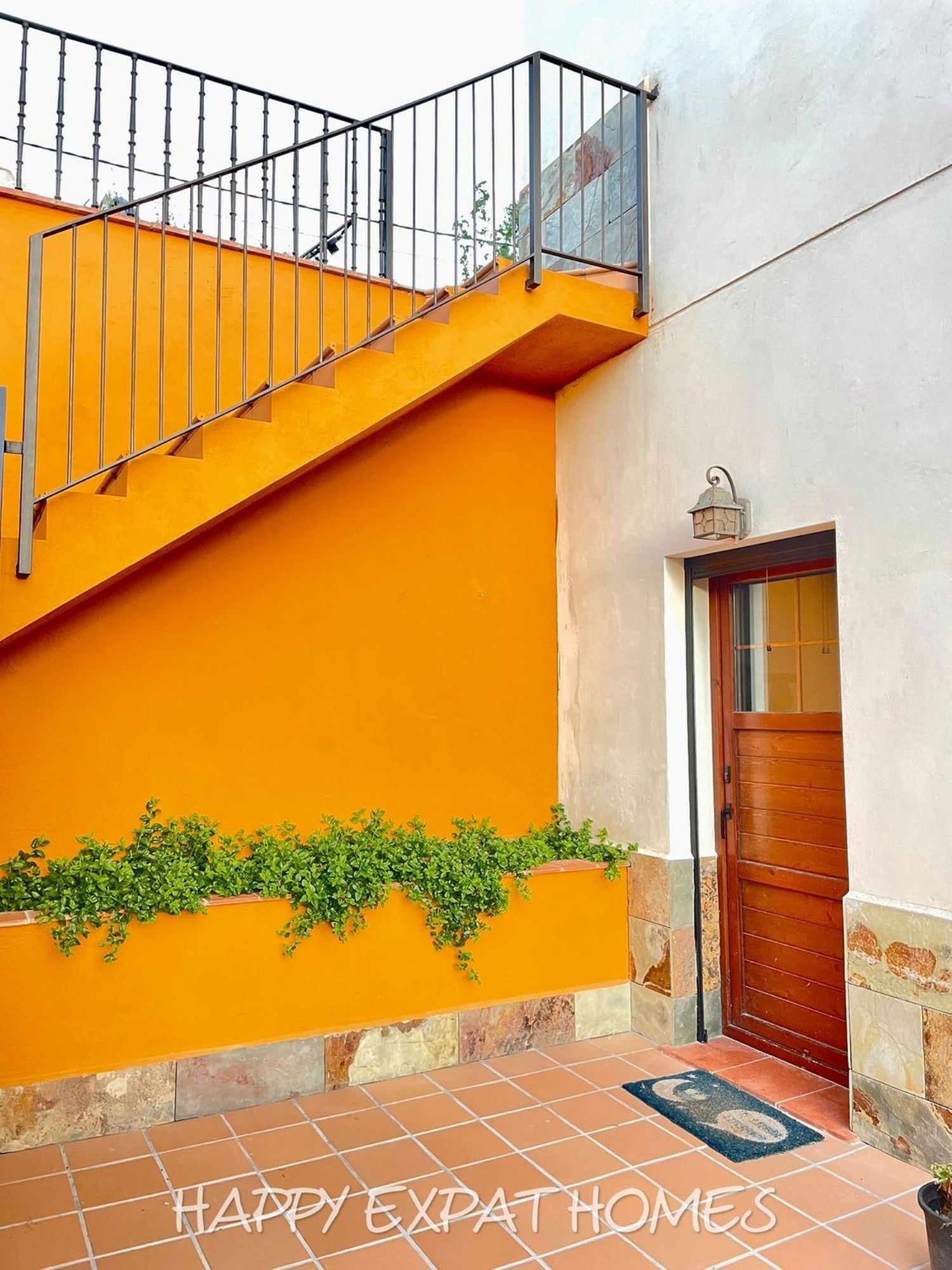 Großes Haus für 2 Familien oder viele Gäste. Es kann in 2 Häuser geteilt oder zusammengelegt werden. Mit einer Fläche von 350 m2 auf einem Grundstück