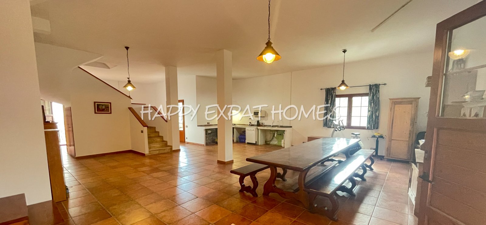 Großes Haus für 2 Familien oder viele Gäste. Es kann in 2 Häuser geteilt oder zusammengelegt werden. Mit einer Fläche von 350 m2 auf einem Grundstück