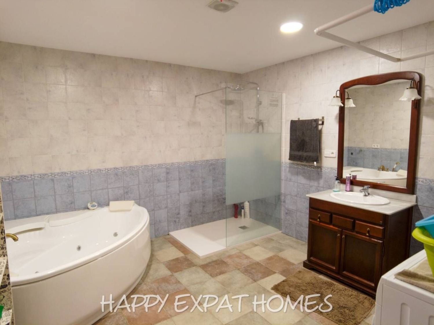 Großes Haus für 2 Familien oder viele Gäste. Es kann in 2 Häuser geteilt oder zusammengelegt werden. Mit einer Fläche von 350 m2 auf einem Grundstück