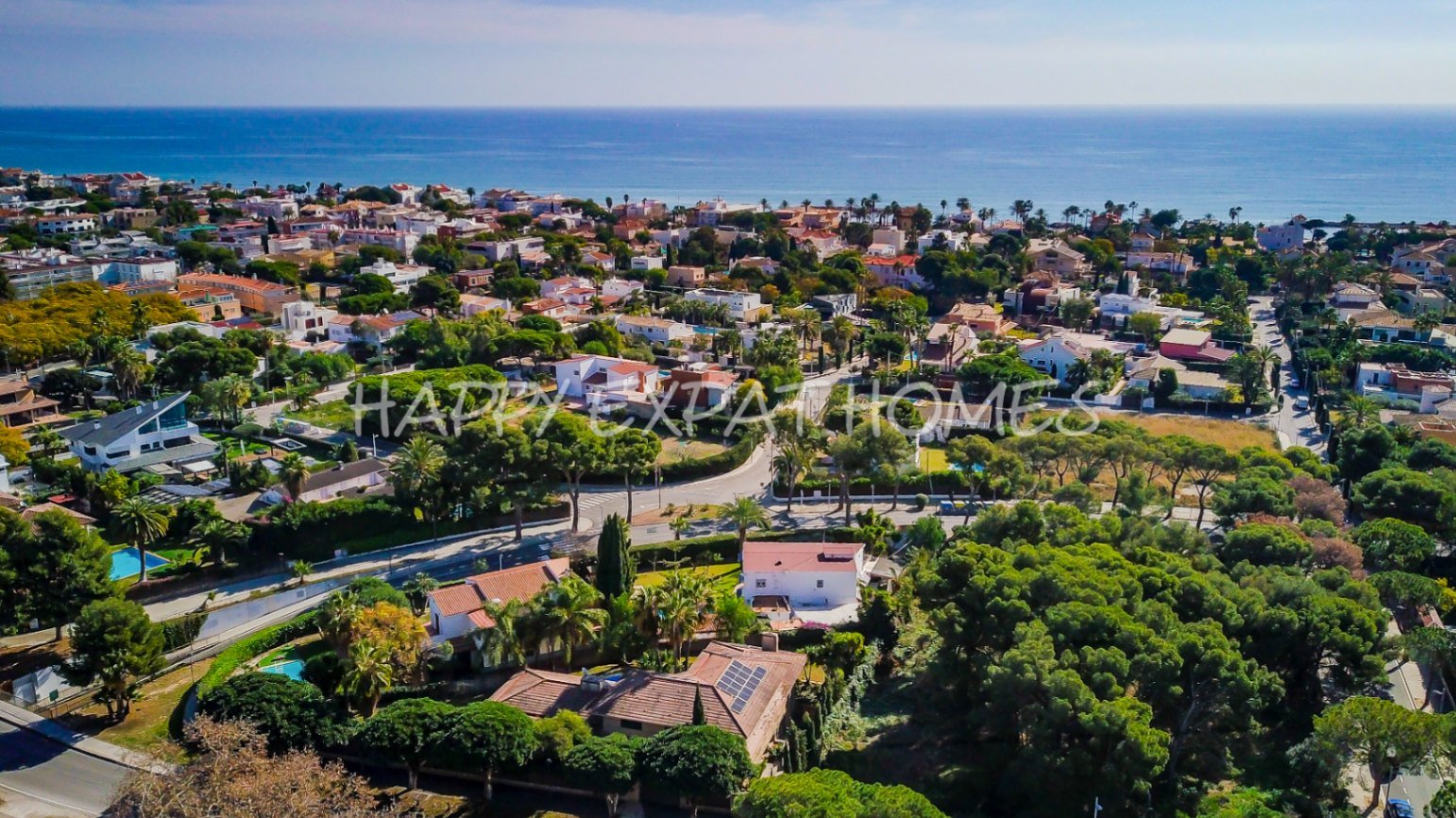 Exquisite modern-klassische Residenz mit Touristenlizenz, Energieausweis B und besonderen Merkmalen, die von David Marshall entworfen wurden, alle mit