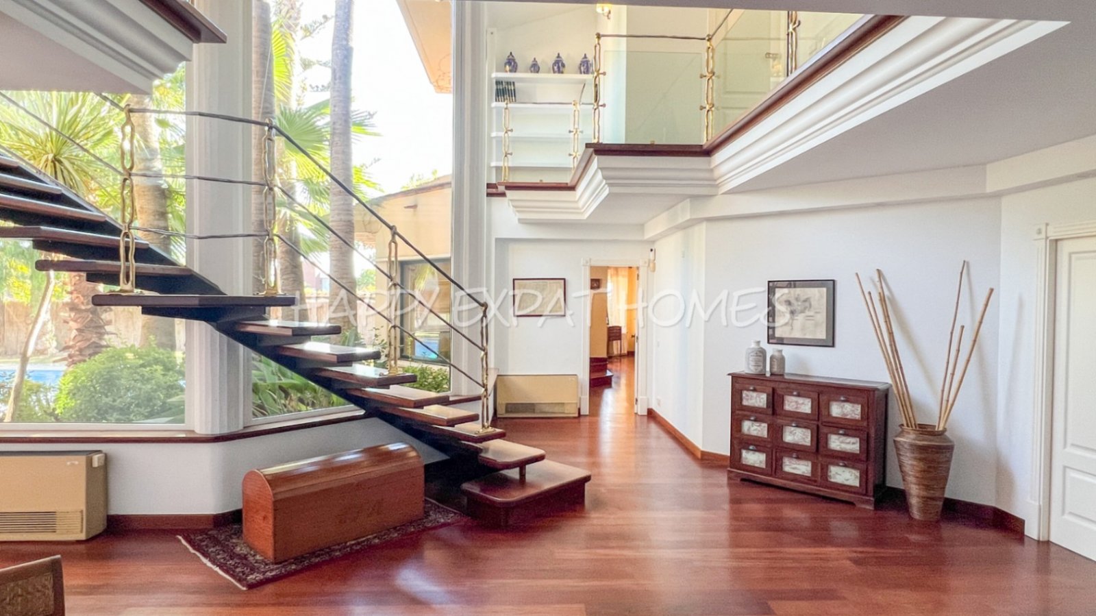 Exquisite modern-klassische Residenz mit Touristenlizenz, Energieausweis B und besonderen Merkmalen, die von David Marshall entworfen wurden, alle mit