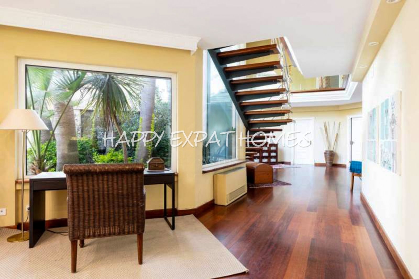 Exquisite modern-klassische Residenz mit Touristenlizenz, Energieausweis B und besonderen Merkmalen, die von David Marshall entworfen wurden, alle mit