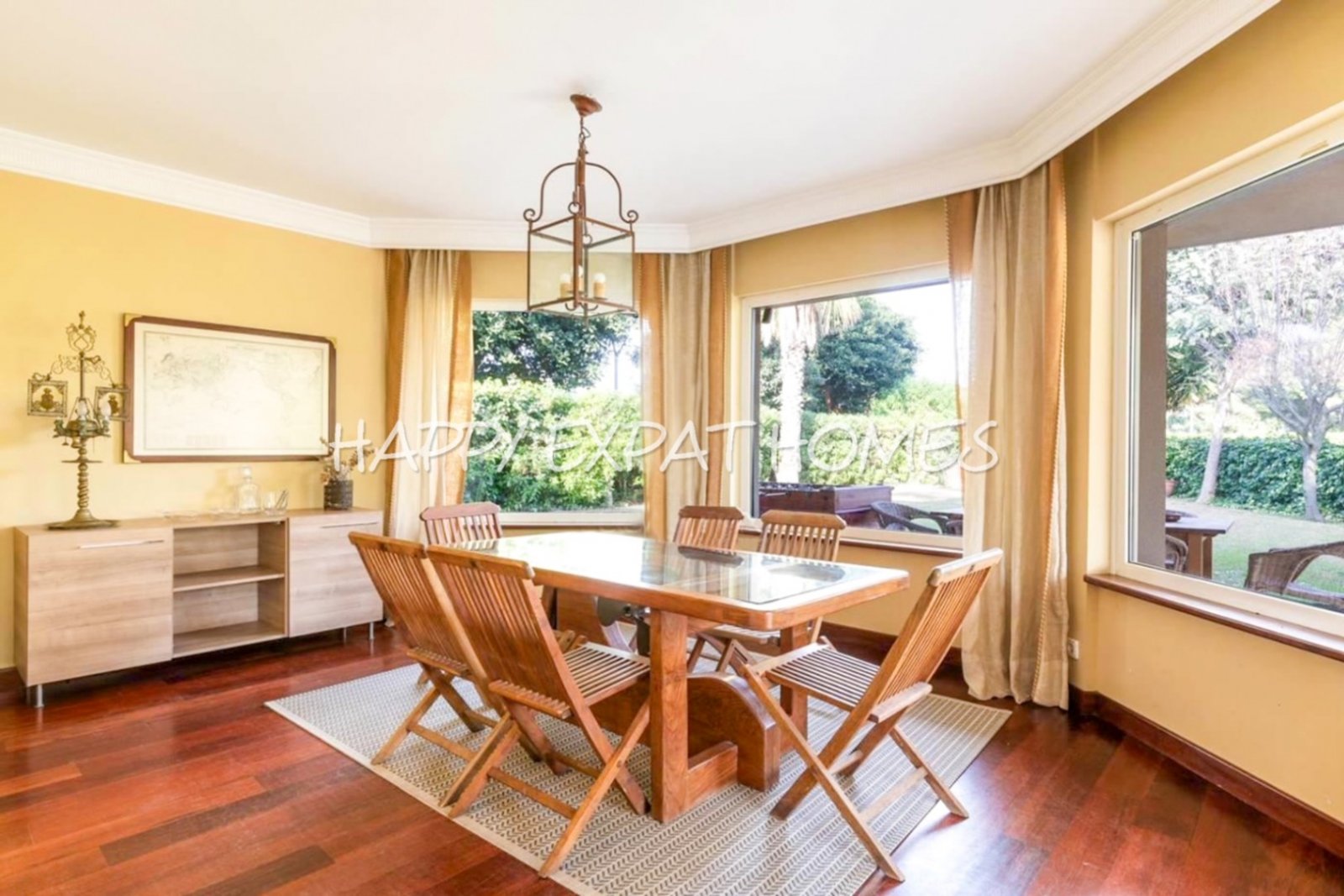 Exquisite modern-klassische Residenz mit Touristenlizenz, Energieausweis B und besonderen Merkmalen, die von David Marshall entworfen wurden, alle mit