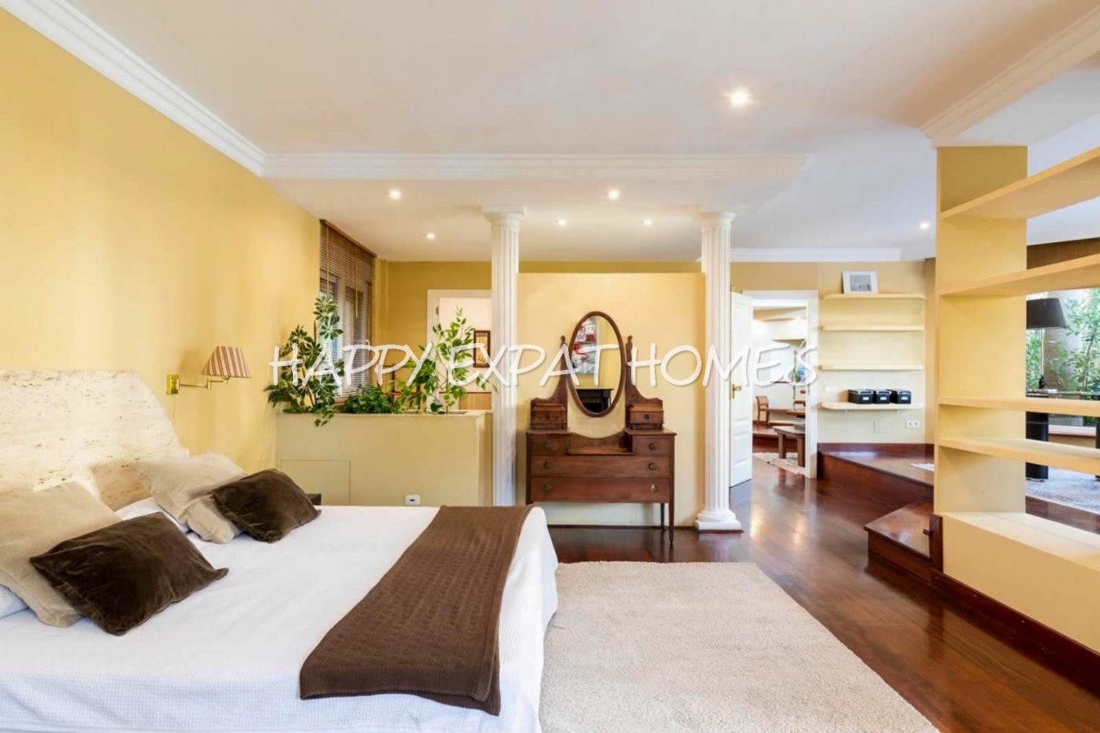 Exquisite modern-klassische Residenz mit Touristenlizenz, Energieausweis B und besonderen Merkmalen, die von David Marshall entworfen wurden, alle mit