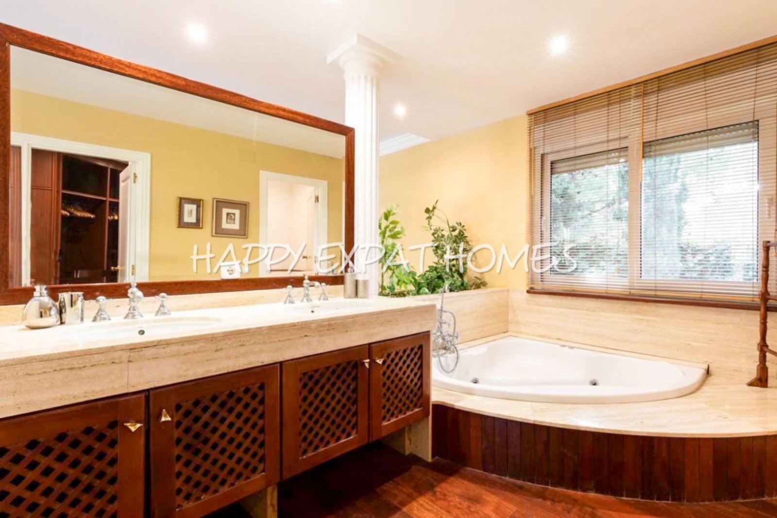 Exquisite modern-klassische Residenz mit Touristenlizenz, Energieausweis B und besonderen Merkmalen, die von David Marshall entworfen wurden, alle mit