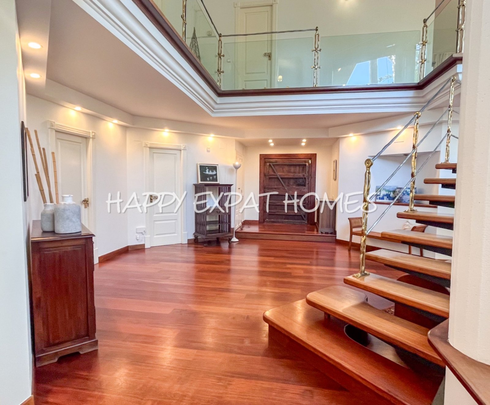 Exquisite modern-klassische Residenz mit Touristenlizenz, Energieausweis B und besonderen Merkmalen, die von David Marshall entworfen wurden, alle mit