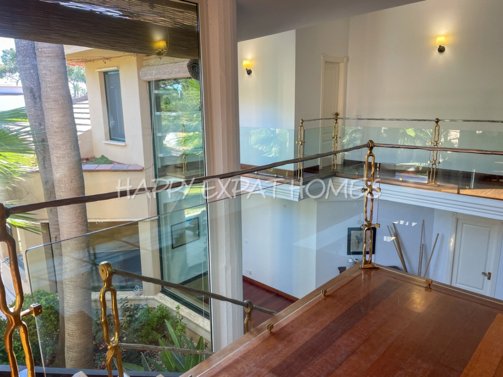 Exquisite modern-klassische Residenz mit Touristenlizenz, Energieausweis B und besonderen Merkmalen, die von David Marshall entworfen wurden, alle mit