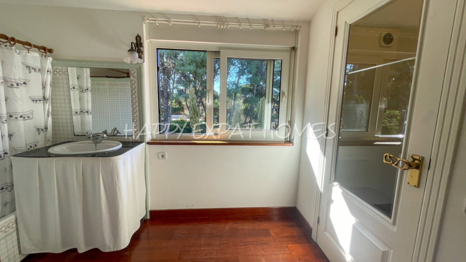 Exquisite modern-klassische Residenz mit Touristenlizenz, Energieausweis B und besonderen Merkmalen, die von David Marshall entworfen wurden, alle mit