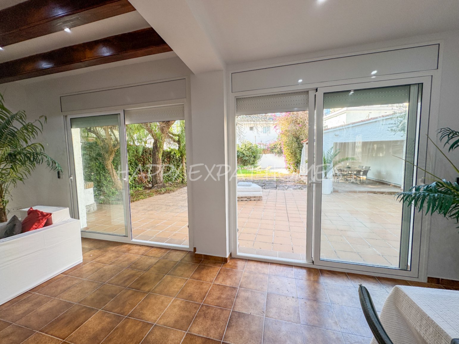 Dieses moderne Haus im mediterranen Stil, das 2024 neu renoviert wurde, befindet sich im Herzen von Sitges, nur einen kurzen Spaziergang von der Aveni