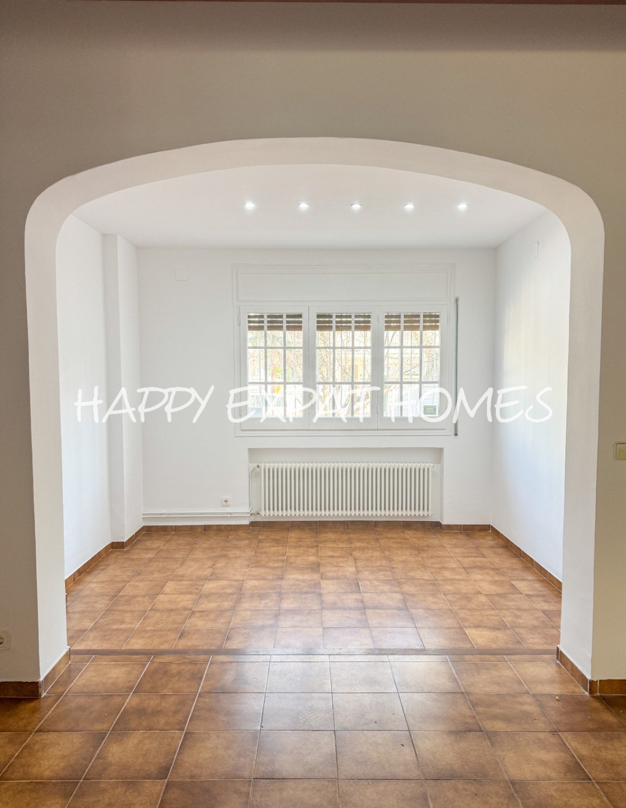 Dieses moderne Haus im mediterranen Stil, das 2024 neu renoviert wurde, befindet sich im Herzen von Sitges, nur einen kurzen Spaziergang von der Aveni