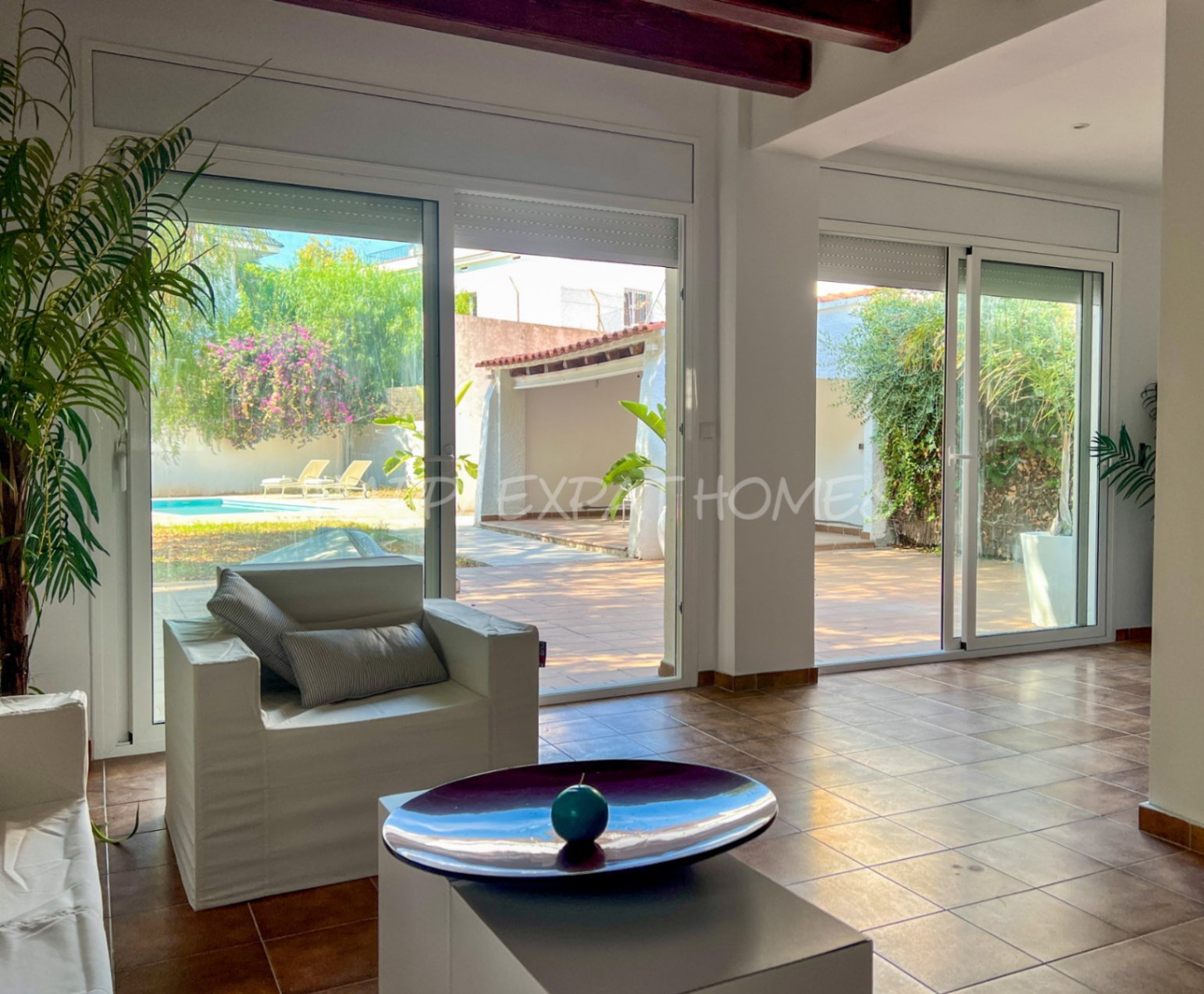 Dieses moderne Haus im mediterranen Stil, das 2024 neu renoviert wurde, befindet sich im Herzen von Sitges, nur einen kurzen Spaziergang von der Aveni