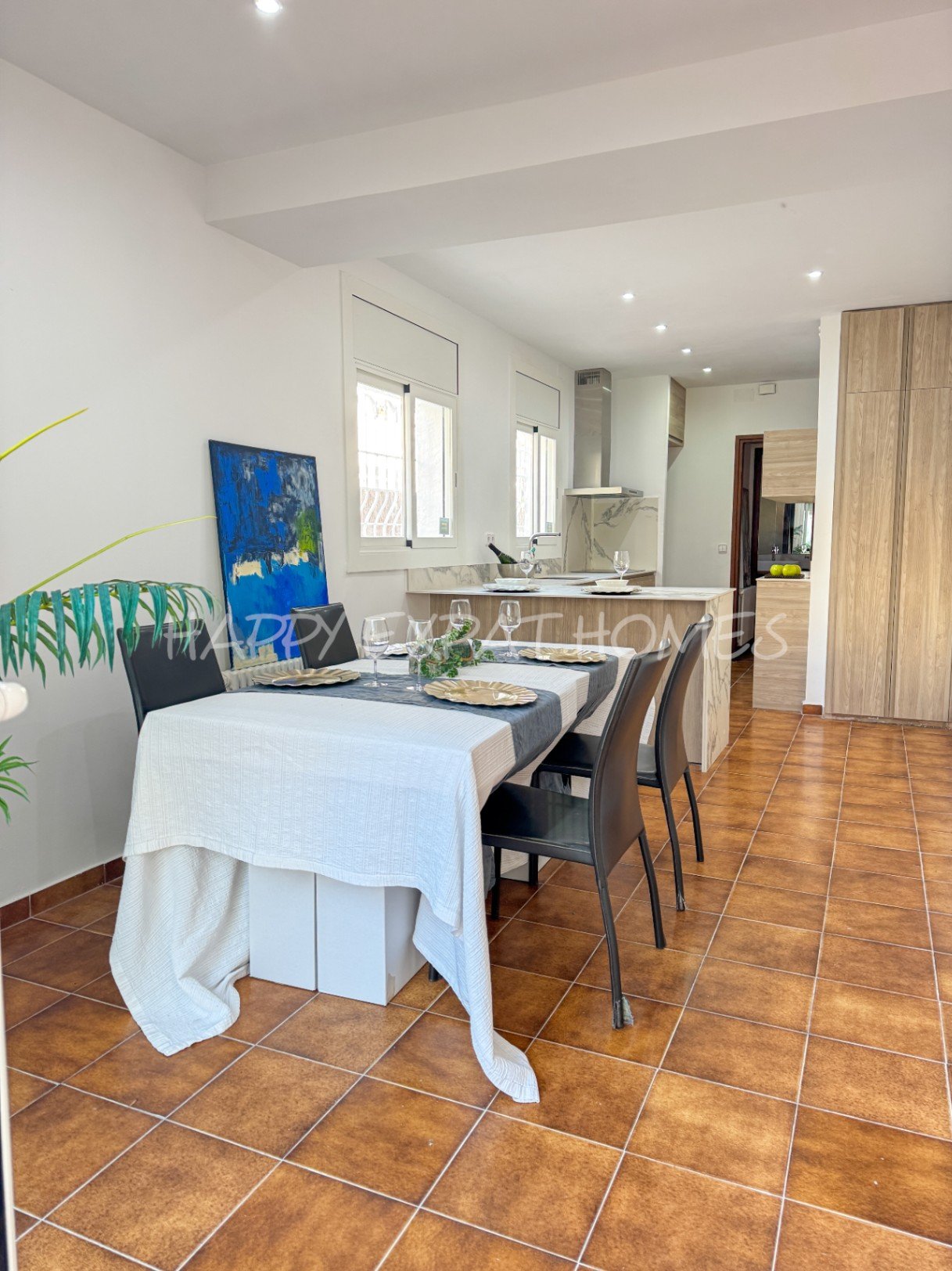 Dieses moderne Haus im mediterranen Stil, das 2024 neu renoviert wurde, befindet sich im Herzen von Sitges, nur einen kurzen Spaziergang von der Aveni