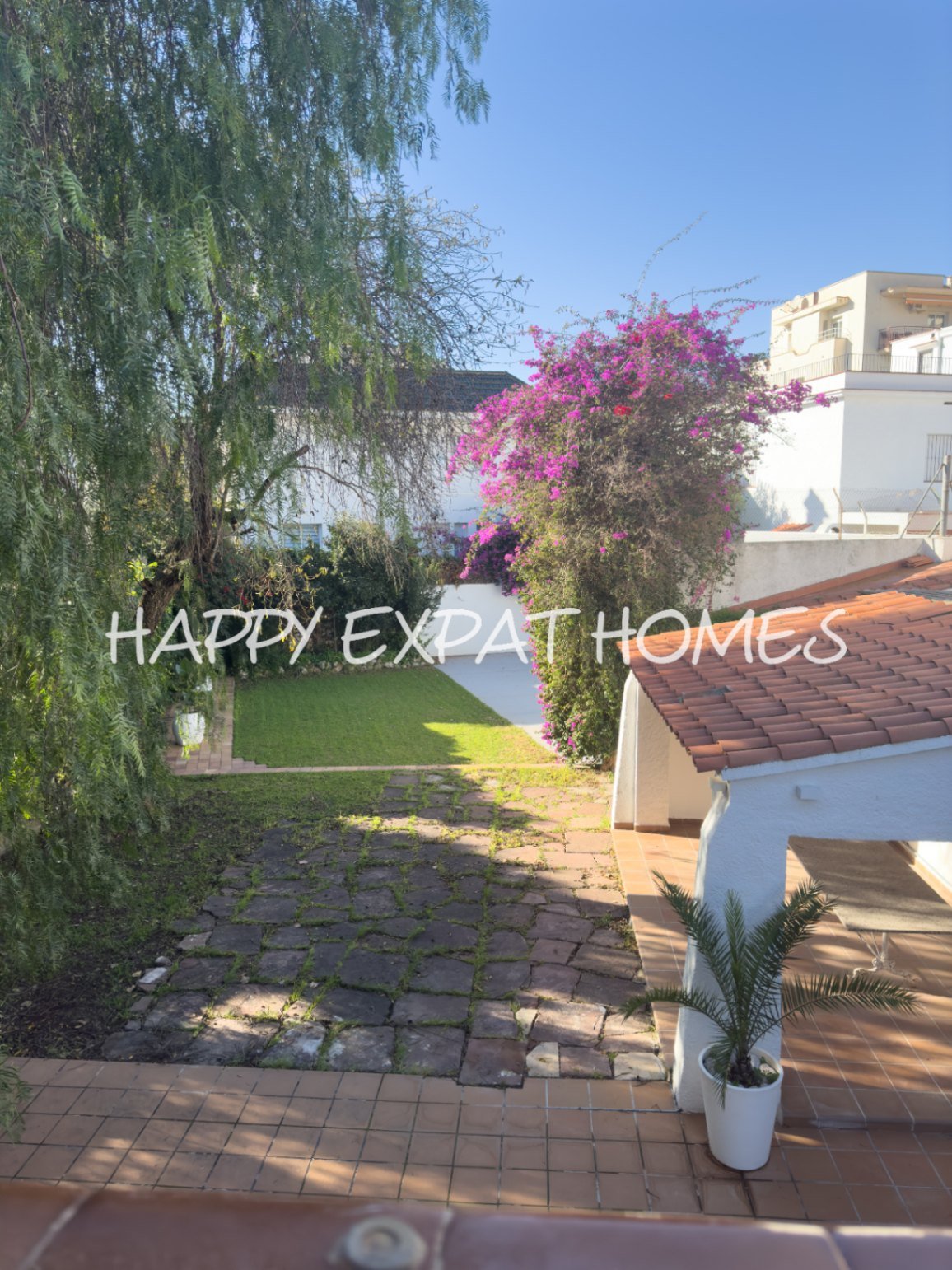 Dieses moderne Haus im mediterranen Stil, das 2024 neu renoviert wurde, befindet sich im Herzen von Sitges, nur einen kurzen Spaziergang von der Aveni