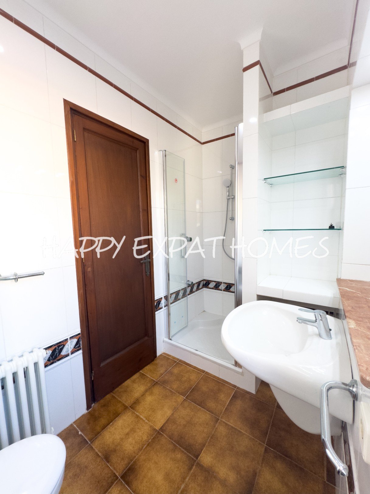 Dieses moderne Haus im mediterranen Stil, das 2024 neu renoviert wurde, befindet sich im Herzen von Sitges, nur einen kurzen Spaziergang von der Aveni