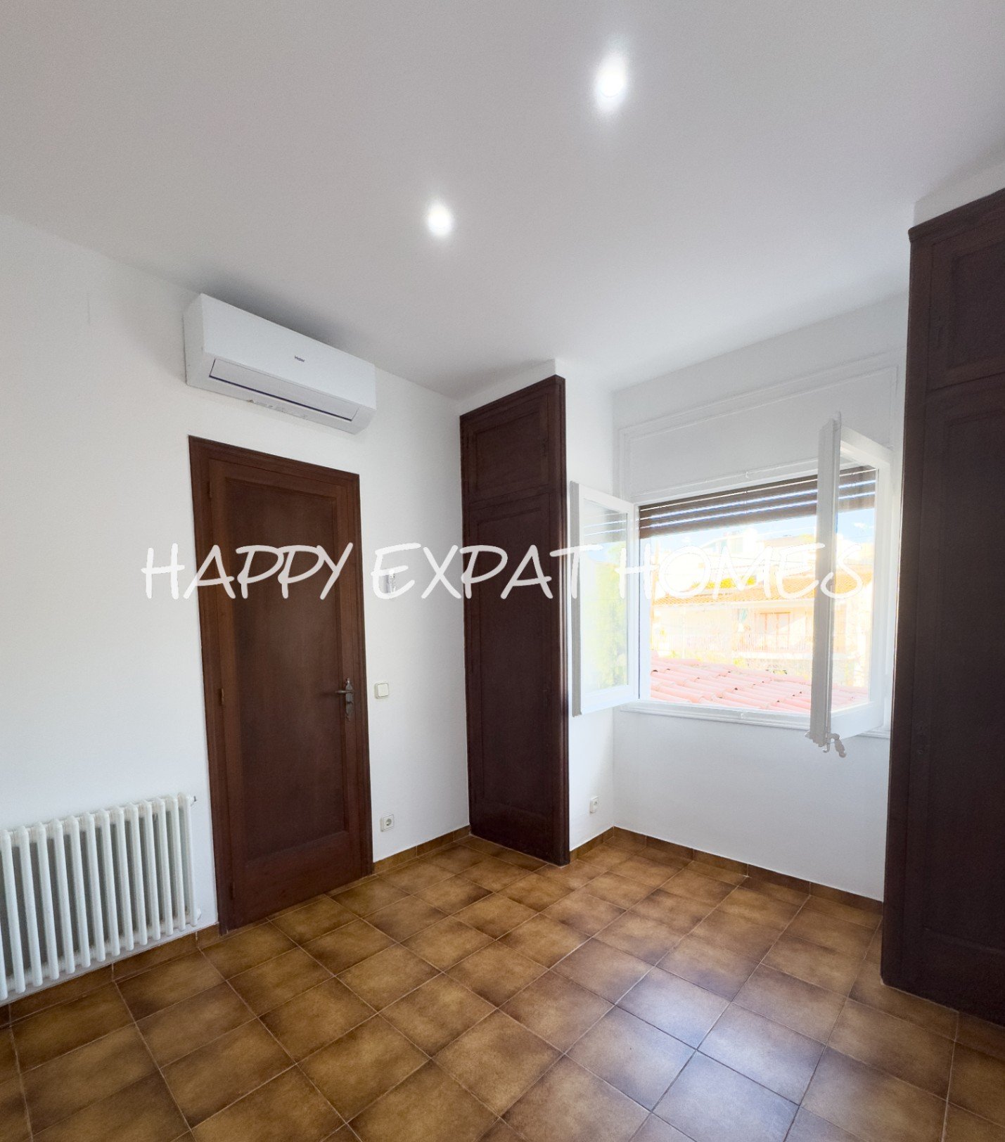 Dieses moderne Haus im mediterranen Stil, das 2024 neu renoviert wurde, befindet sich im Herzen von Sitges, nur einen kurzen Spaziergang von der Aveni