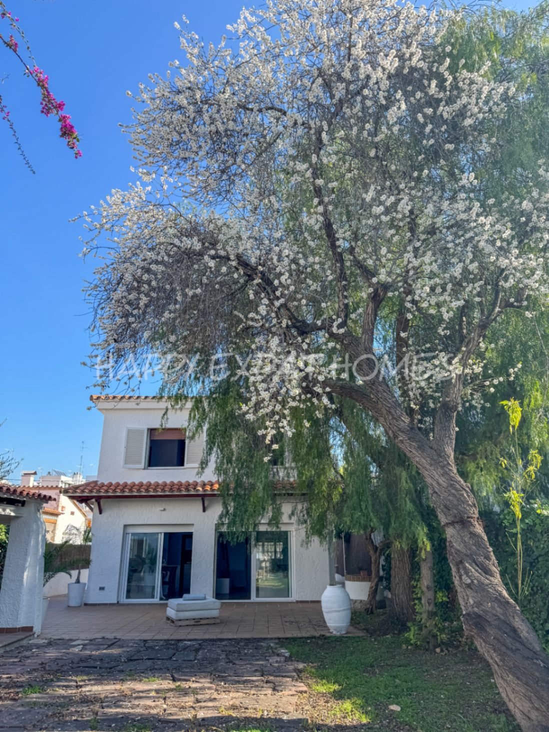 Dieses moderne Haus im mediterranen Stil, das 2024 neu renoviert wurde, befindet sich im Herzen von Sitges, nur einen kurzen Spaziergang von der Aveni