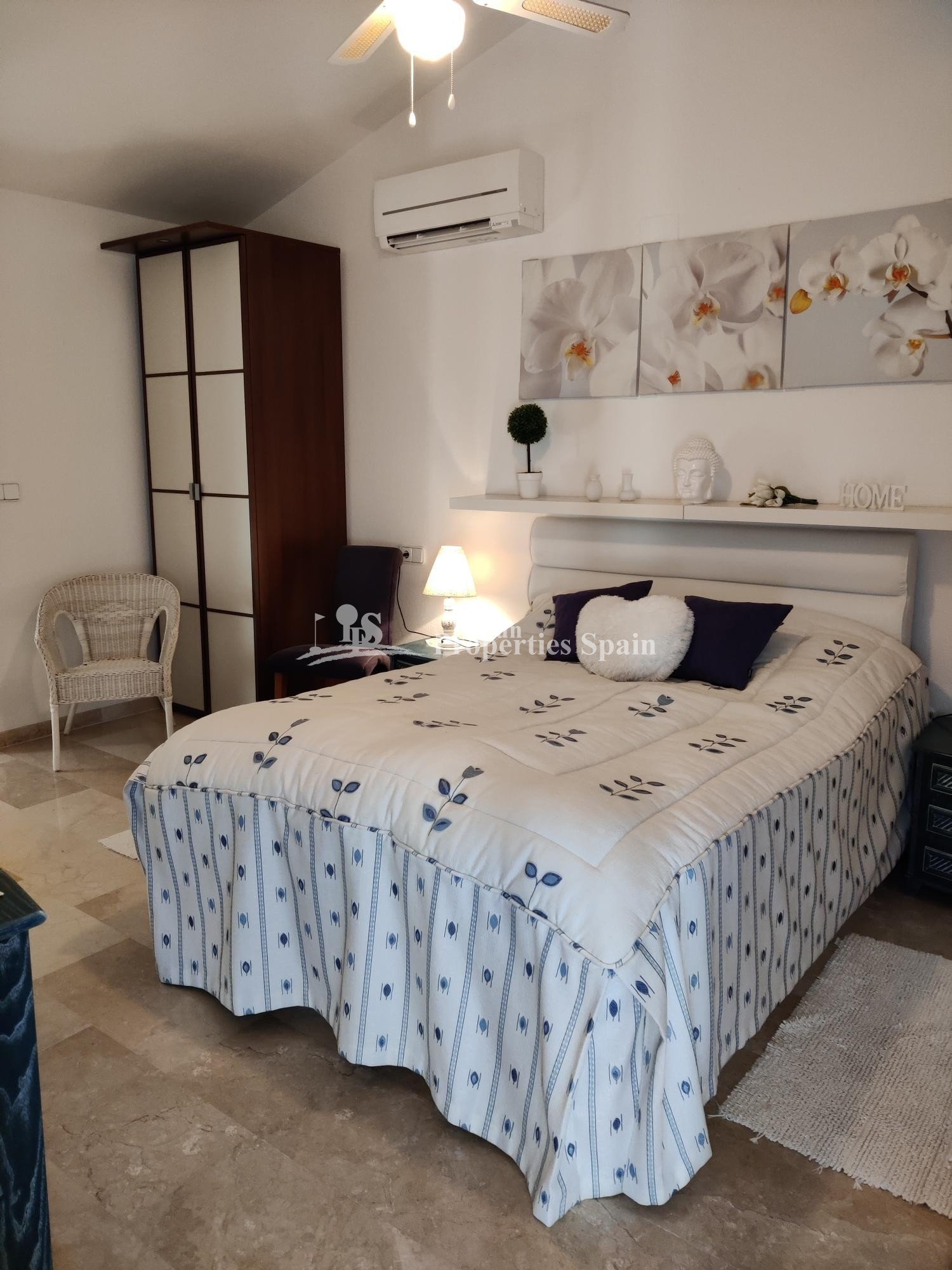 Sehr schöne und gepflegte 135 m² große Villa auf einem Eckgrundstück in der beliebten Gegend Los Dolses Villamartin. Das nach Südwesten a