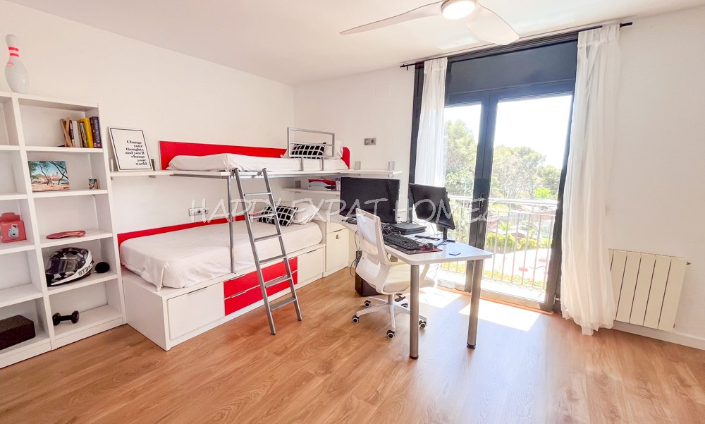 Beeindruckende Zweifamilienhaus-Hälfte mit Touristenlizenz (mit hoher Rentabilität) und Meerblick in Vallpineda.
Diese Doppelhaushälfte verfügt üb