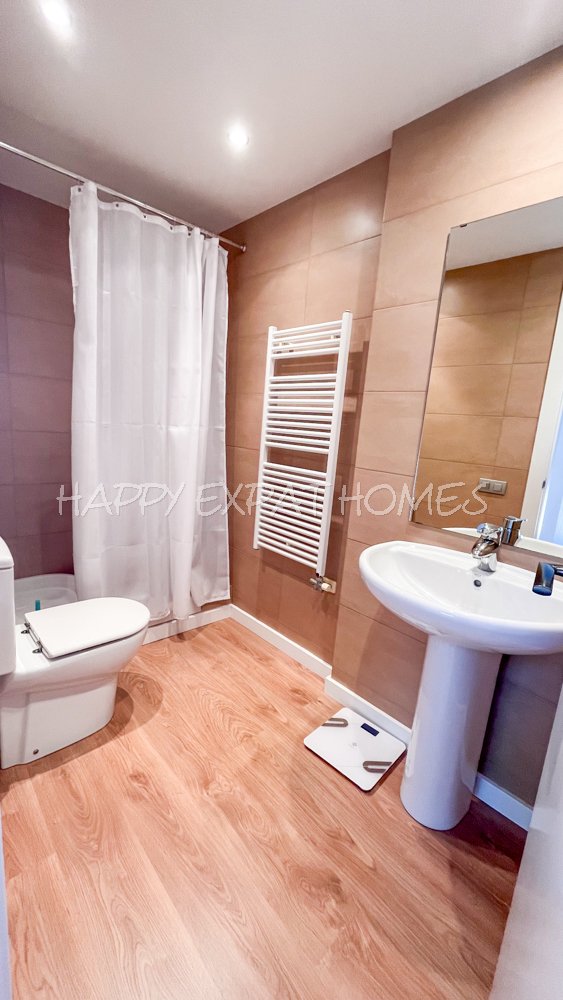 Beeindruckende Zweifamilienhaus-Hälfte mit Touristenlizenz (mit hoher Rentabilität) und Meerblick in Vallpineda.
Diese Doppelhaushälfte verfügt üb