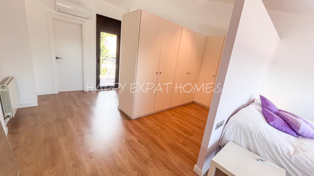 Beeindruckende Zweifamilienhaus-Hälfte mit Touristenlizenz (mit hoher Rentabilität) und Meerblick in Vallpineda.
Diese Doppelhaushälfte verfügt üb