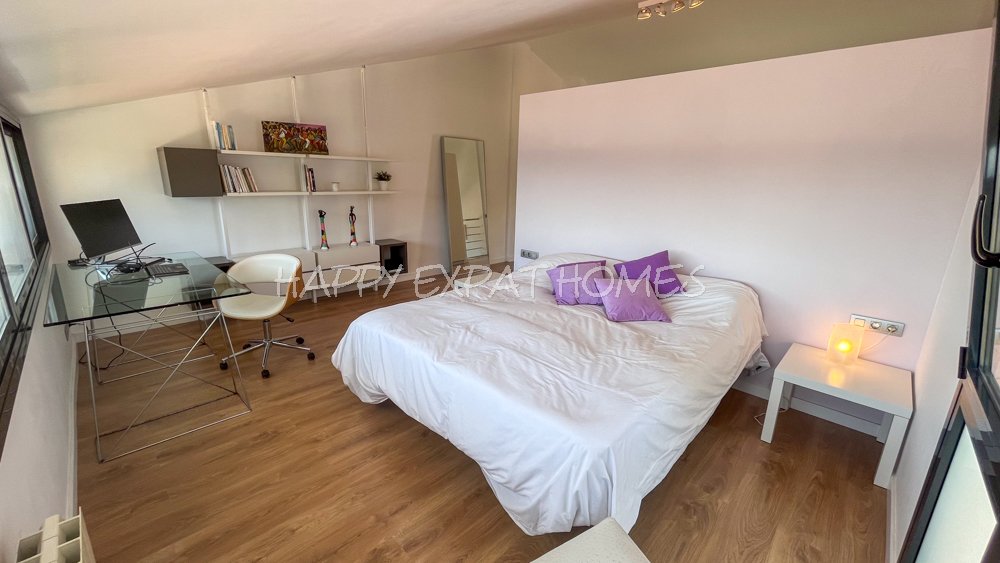 Beeindruckende Zweifamilienhaus-Hälfte mit Touristenlizenz (mit hoher Rentabilität) und Meerblick in Vallpineda.
Diese Doppelhaushälfte verfügt üb