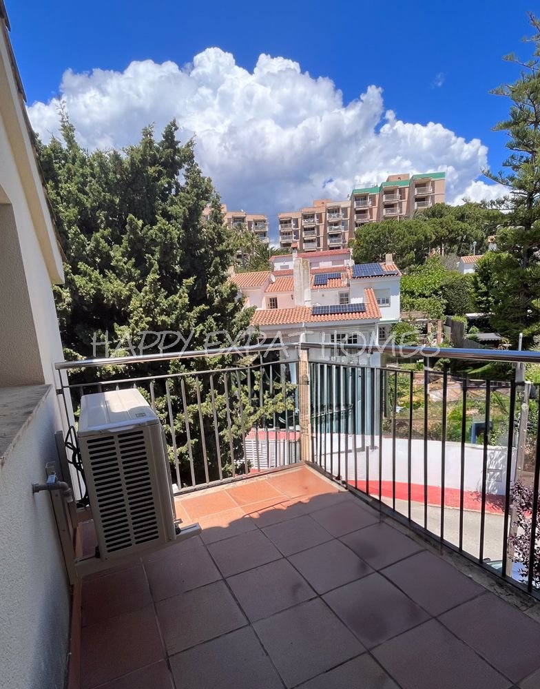 Beeindruckende Zweifamilienhaus-Hälfte mit Touristenlizenz (mit hoher Rentabilität) und Meerblick in Vallpineda.
Diese Doppelhaushälfte verfügt üb