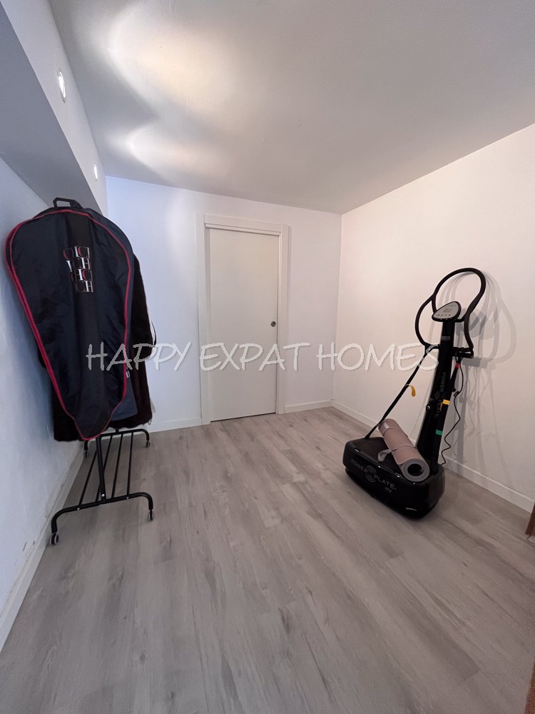 Beeindruckende Zweifamilienhaus-Hälfte mit Touristenlizenz (mit hoher Rentabilität) und Meerblick in Vallpineda.
Diese Doppelhaushälfte verfügt üb